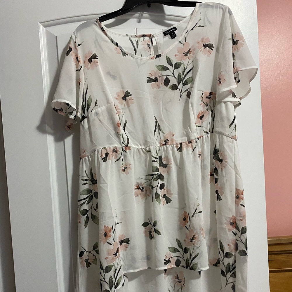 Torrid High-low white floral blouse! New w/o tags.